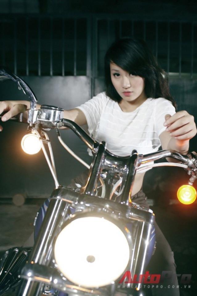 美女扒开内裤跳舞